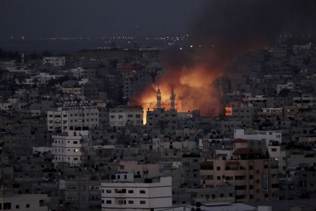 El humo y las llamas de un ataque israelí se eleva sobre la ciudad de Gaza.  ADEL HANA (AP)